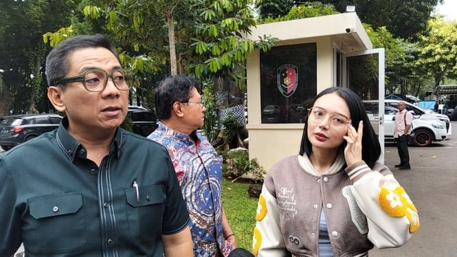 68cbb07456055-wika-salim-kanan-dan-pengacara-kiri_665_374.jpg