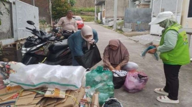 68cc2947b4cd5-warga-memilih-sampah-dari-rumah_665_374.jpg