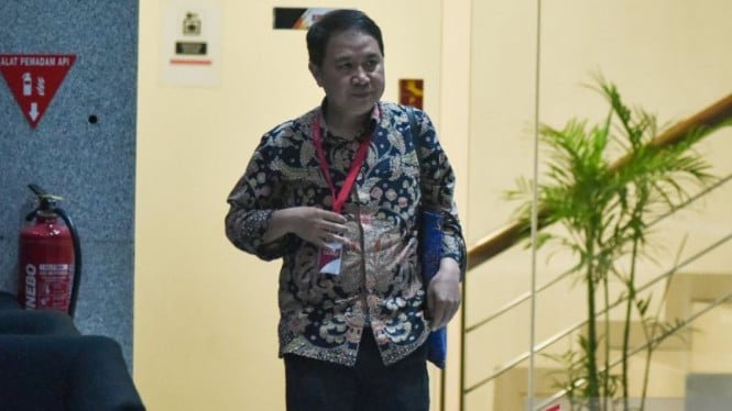 68cca984b2fee-dirjen-phu-hilman-latief-usai-diperiksa-di-gedung-kpk_665_374.jpg