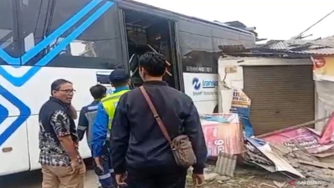 68cceccfa6b3a-bus-transjakarta-menabrak-empat-ruko-hingga-menyebabkan-sejumlah-orang-luka_665_374.jpg