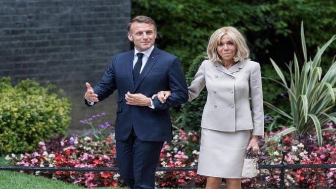 68cd0c785845b-presiden-prancis-emmanuel-macron-bersama-istrinya-brigitte-macron_665_374.jpg