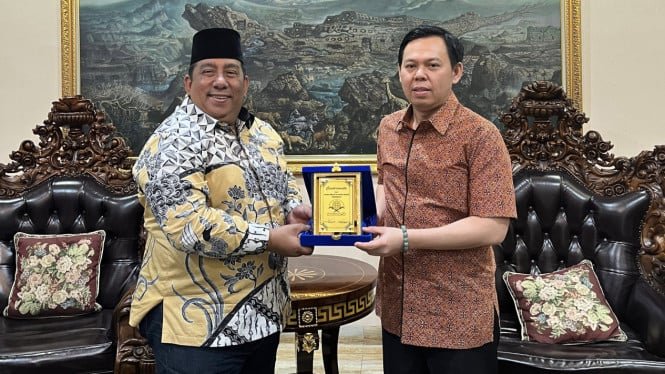 68ce31dc88b00-ketua-dpd-ri-sekaligus-ketua-dewan-penasehat-dmdi-indonesia-sultan-b-najamuddin_665_374.jpg