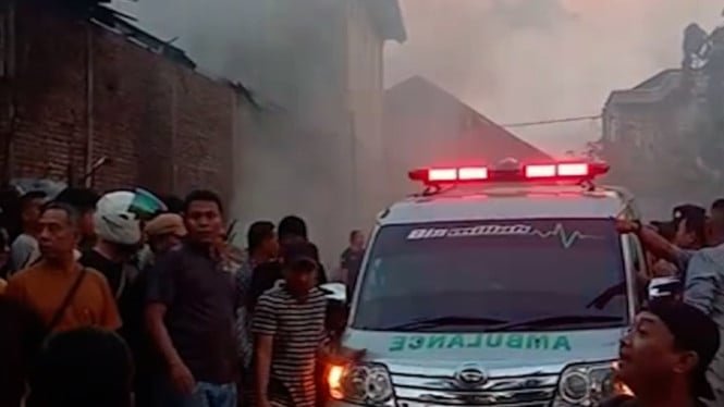 68cf4a7f24486-mobil-ambulans-saat-mengevakuasi-korban-kebakaran-di-lhokseumawe-aceh_665_374.jpg