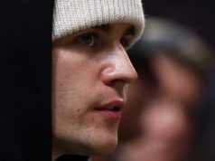 Justin Bieber aplaude después de que mamá le pidiera (¡difícilmente!) Oraciones