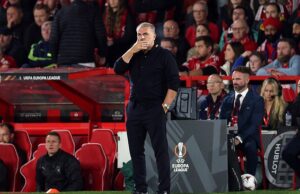 Ange Postecoglou golpeó “Fishering” canciones de fanáticos de los bosques con el término de oficina del jefe, solo seis partidos después de la derrota del FC Midtjylland antes de Evangelos Marinakisis