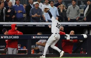 Ryan McMahon de Yankees pone su cuerpo en la línea cuando tiene un salto mortal en los Earthlings de los Medias Rojas