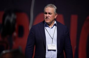 Una ex empleada de New York Jets afirma que fue liberada en represalia por examinar el comportamiento sexual equivocado en el caso del presidente del equipo