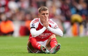 El Arsenal sufrió un golpe grave cuando Martin Odegard deja el campo en la primera mitad contra West Ham con otra lesión