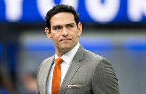 Ex estrella de la NFL, Mark Sánchez arrestado en el hospital después de que fue “apuñalado en el cofre” en el shock incidente