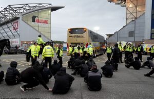 Los fanáticos de la Furious Rangers Band Baricade, cuando Russell Martin recibe una escolta policial después del empate en Falkirk