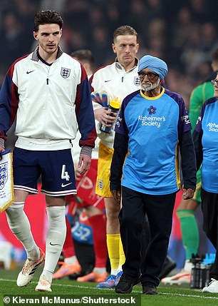 102859083-15170551-England_and_Wales_players_walked_out_with_mascots_with_dementia_-m-35_1760036124877.jpg
