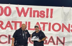 El entrenador de Corona Centennial Football Matt Logan recibe su 300.