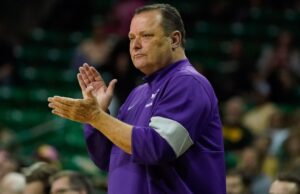 El entrenador del estado de Tarleton, Billy Gillispi, de vacaciones entre la consulta