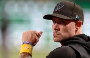 Los Rangers contratan a Skip Schumaker como gerente de contrato de cuatro años