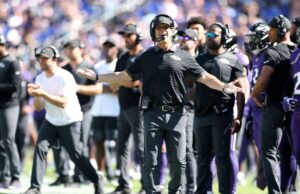 John Harbaugh dice que los cuervos espirales deben “pegarse”