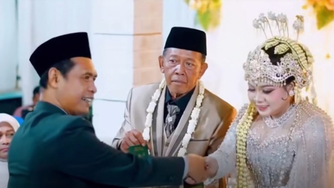1760180159_68e87b0622c39-kakek-74-tahun-menikahi-gadis-24-tahun-di-pacitan-dengan-mahar-uang-3-miliar_665_374.png