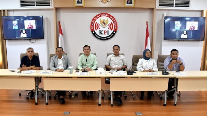 1760463923_68ee6b771652b-kpi-menjatuhkan-sanksi-penghentian-sementara-tayangan-xpose-trans7_665_374.jpg