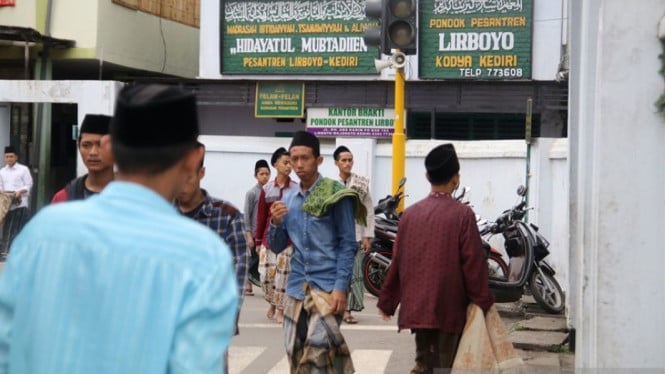 1760485047_68eddfef0b99e-ilustrasi-santri-pondok-pesantren-lirboyo_665_374.jpg
