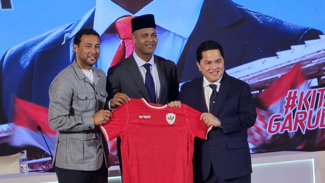 1760658570_6783a0e017318-pakai-peci-hitam-pelatih-timnas-baru-patrick-kluivert-resmi-diperkenalkan-pssi_665_374.jpeg