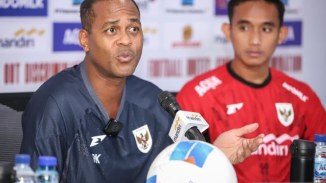 1760676384_68ba2c7dbe80f-pelatih-timnas-indonesia-patrick-kluivert-kiri_665_374.jpg