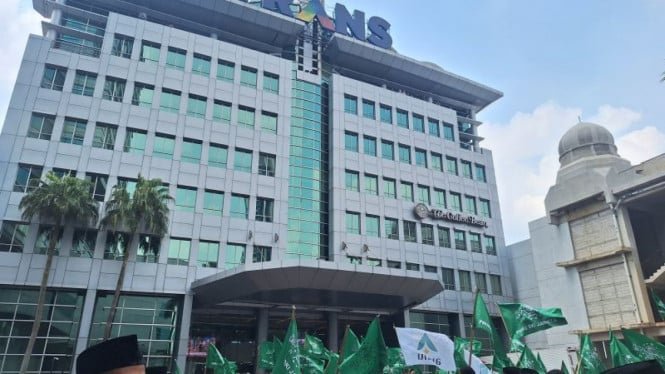 1760697507_68f0a70113d65-pengunjuk-rasa-dari-pwnu-dki-jakarta-dan-alumni-pesantren-memadati-trans7_665_374.jpg