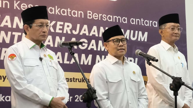 1760727925_68ede89bbd414-menko-pemberdayaan-masyarakat-muhaimin-iskandar-atau-cak-imin-tengah_665_374.jpg
