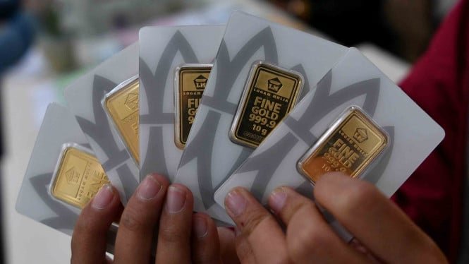1760760986_5c348e0755540-konsumen-menunjukkan-emas-batangan-yang-dibelinya-di-butik-emas-logam-mulia-ged_665_374.jpg