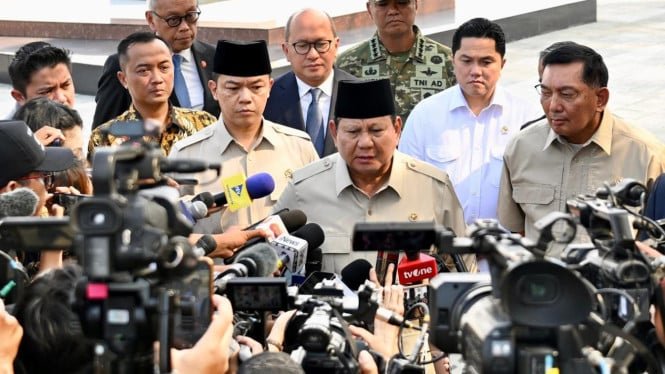1760795310_68ee16d2becca-presiden-ri-prabowo-subianto-di-lanud-halim-perdanakusuma_665_374.jpg