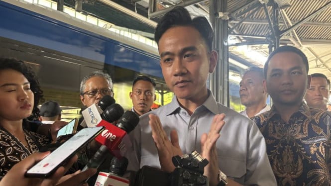 1760805863_68ab2e09c4430-wakil-presiden-gibran-rakabuming-raka-di-stasiun-solo-balapan_665_374.jpeg