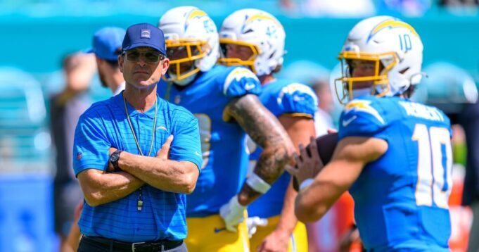 1760871025_urlhttps3A2F2Fcalifornia-times-brightspot.s3.amazonaws.com2F0f2F1d2Ffc693d924e0fbb3967355531b51e2Fchargers-dolphins-football-02067.jpg