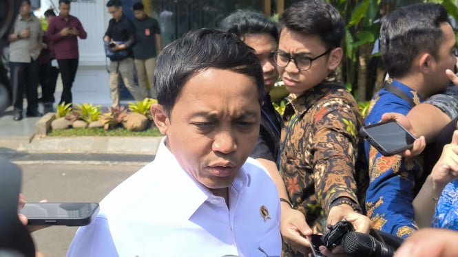 1760939304_6892f8c8e311f-menteri-kehutanan-raja-juli-di-istana-kepresidenan-jakarta_665_374.jpg