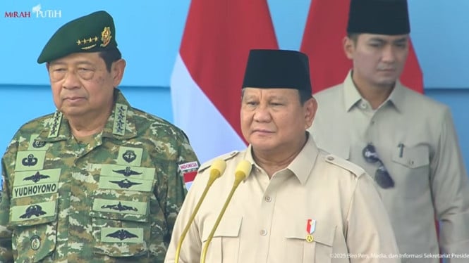 1760941945_68e1e330006a8-sby-dampingi-presiden-prabowo-saat-defile-pasukan-tni_665_374.jpg
