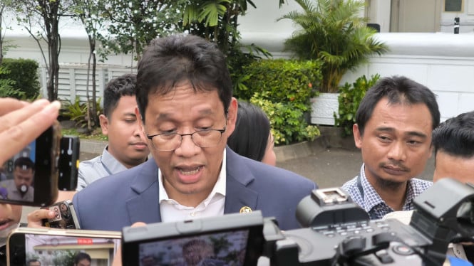 1760998042_68c98883bf333-menteri-keuangan-menkeu-purbaya-yudhi-sadewa-di-kompleks-istana-kepresidenan_665_374.jpg
