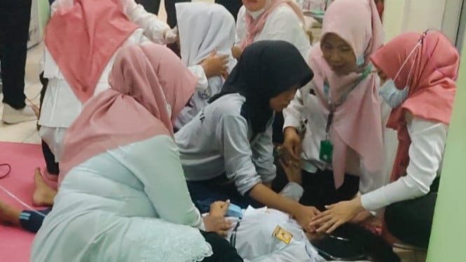 1761326842_68f03a17c221a-siswa-keracunan-makan-bergizi-gratis-di-smp-negeri-1-cisarua-bandung-barat_665_374.jpg