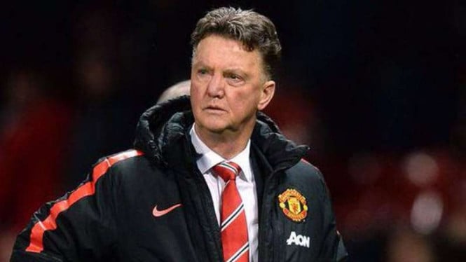 5857b3447a9de-louis-van-gaal-saat-masih-menangani-manchester-united_665_374.jpg