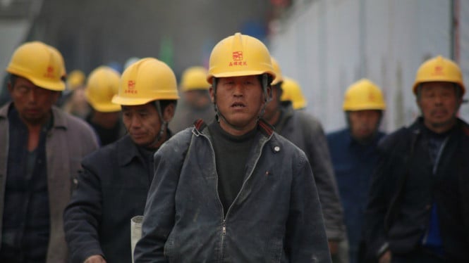 5ae7fc721b7ef-pekerja-china_665_374.jpg