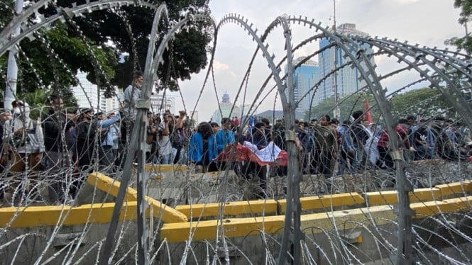 632068f8113da-pagar-besi-untuk-halau-pendemo-di-patung-kuda_665_374.jpg