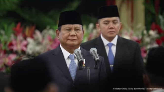 6715c8edcac08-presiden-prabowo-subianto-saat-pelantikan-menteri-kabinet-merah-putih_665_374.jpg