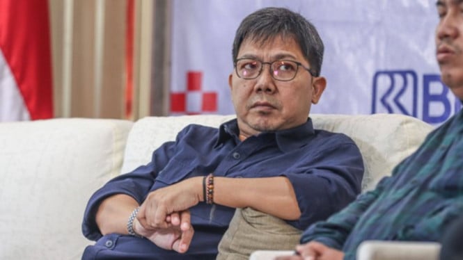 67f8d69de7dfd-bung-towel-dalam-diskusi-pssi-pers-terkait-naturalisasi-di-kantor-kemenpora_665_374.jpg