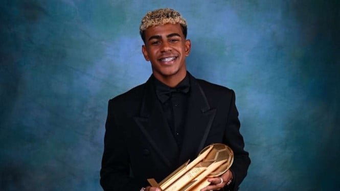 68d20a1128557-lamine-yamal-sabet-piala-kopa-ballon-d-or-2025_665_374.jpg