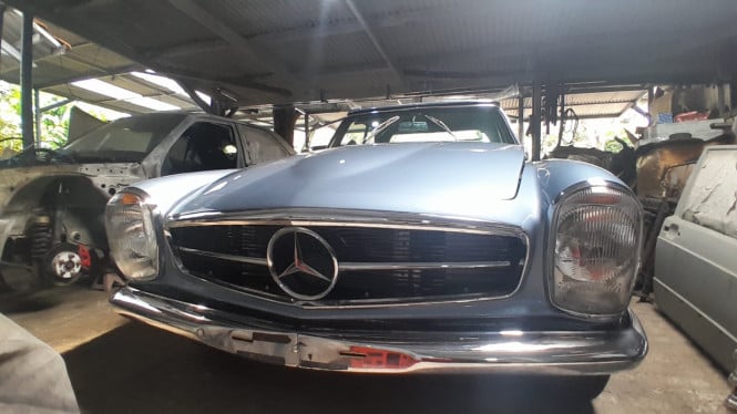 68dd1c826ed13-mobil-klasik-mercedes-benz-280-sl-bj-habibie-yang-dibeli-ridwan-kamil_665_374.jpg