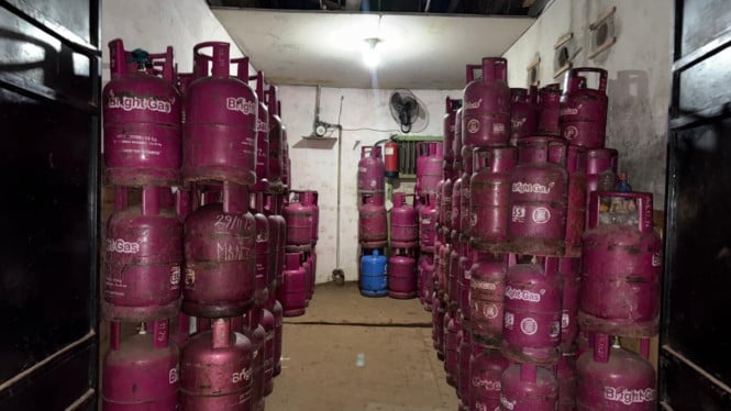 68dd1e9642bbe-barang-bukti-pengoplosan-gas-lpg-bersubsidi_665_374.jpg