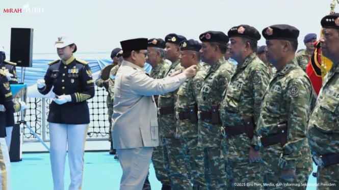 68de203e897fd-presiden-ri-prabowo-subianto-memberikan-kenaikan-pangkat-istimewa_665_374.jpg