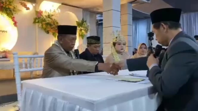 68e7e6e1083f1-kakek-74-tahun-menikahi-gadis-24-tahun-di-pacitan-dengan-mahar-uang-3-miliar_665_374.jpg