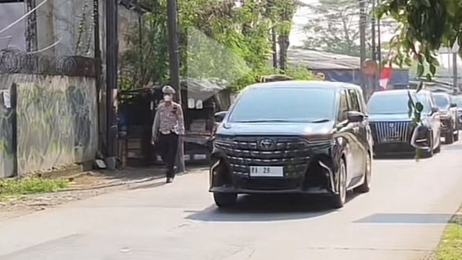 68eb678465231-toyota-alphard-di-iring-iringan_665_374.jpeg