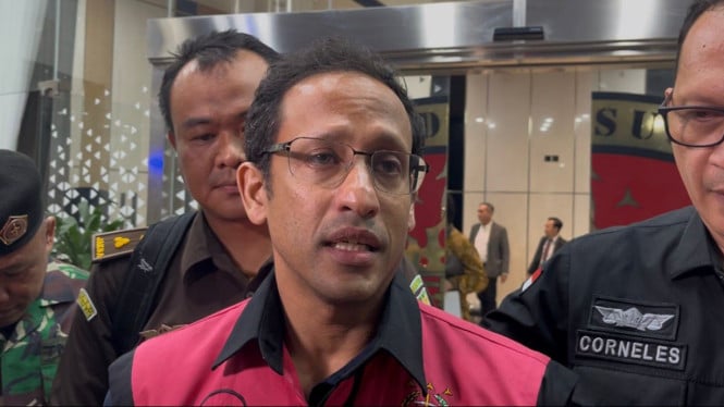 68ee73da44051-nadiem-makarim-usai-diperiksa-kejagung_665_374.jpg