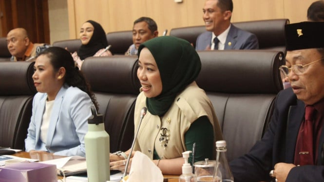 68efae0832237-anggota-komisi-xii-dpr-ri-ratna-juwita-sari-tengah_665_374.jpg