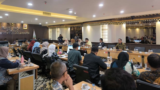 68f1042ef13aa-rapat-pansus-terkait-raperda-kawasan-tanpa-rokok_665_374.jpg