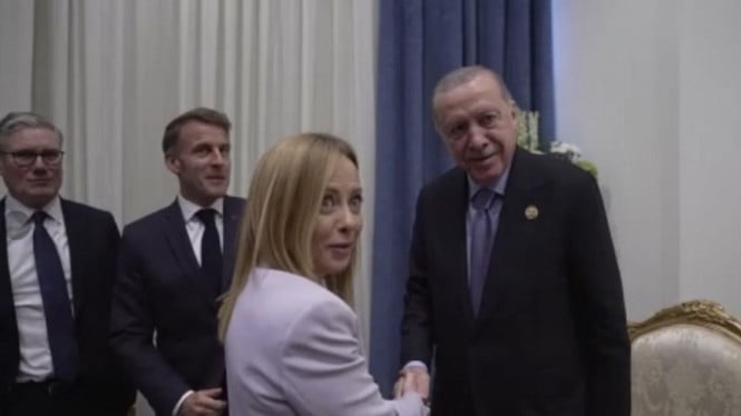 68f205579d98c-presiden-turki-erdogan-tegur-kebiasaan-pm-italia-georgina-meloni-merokok_665_374.jpg