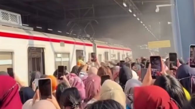 68f22a20a4c10-rangkaian-commuter-line-mengeluarkan-asap-buat-penumpang-panik_665_374.jpg